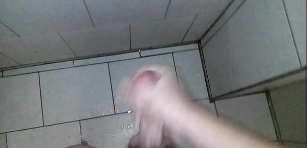  tocando uma punheta gostosa no banho